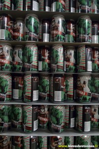 Les canettes de la Fistmas, bière de Noël, en attente