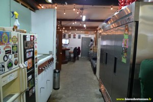 Le kegerator à gauche, l’armoire de fermentation des lagers à droite et l’espace bar au fond.
