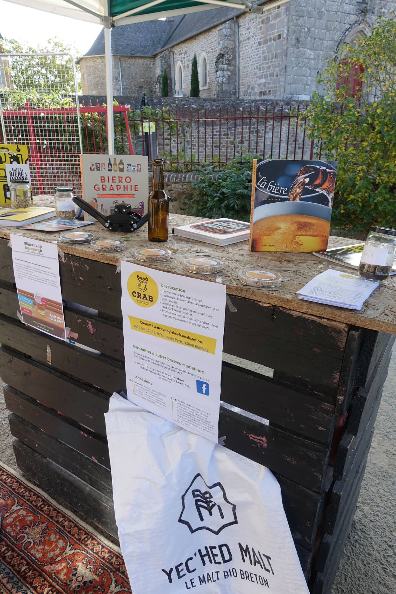 Le stand du CRAB (Collectif Rennais des Amateurs de Bières) et de BièresBretonnes.fr : quelle ambiance déjà à 10h du matin ! ^^